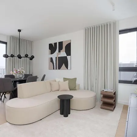 Spacious Three Bedroom In By Renters Prestige Warszawa