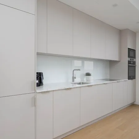 Spacious Three Bedroom In By Renters Prestige Warszawa