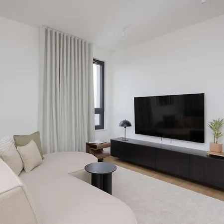 Spacious Three Bedroom In By Renters Prestige Lejlighed Warszawa