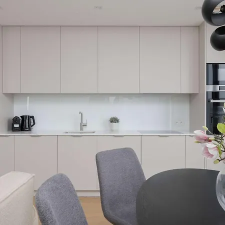 Lejlighed Spacious Three Bedroom In By Renters Prestige Warszawa