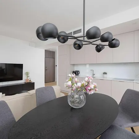 Spacious Three Bedroom In By Renters Prestige Lejlighed Warszawa