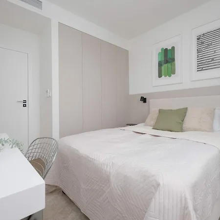 Spacious Three Bedroom In By Renters Prestige Warszawa