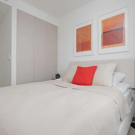 Spacious Three Bedroom In By Renters Prestige Warszawa