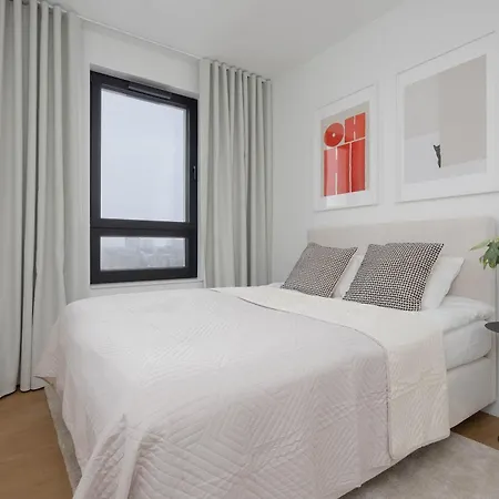 Lejlighed Spacious Three Bedroom In By Renters Prestige Warszawa
