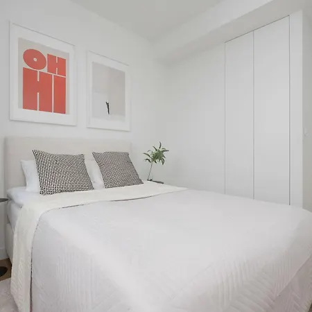 Lejlighed Spacious Three Bedroom In By Renters Prestige *