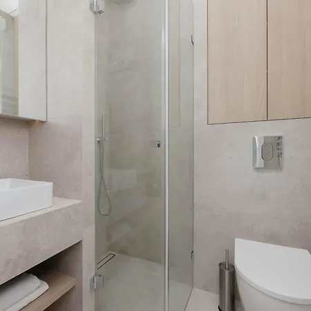 Lejlighed Spacious Three Bedroom In By Renters Prestige Warszawa