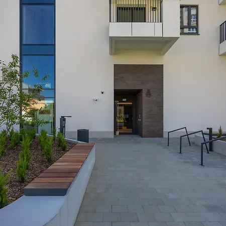 Spacious Three Bedroom In By Renters Prestige